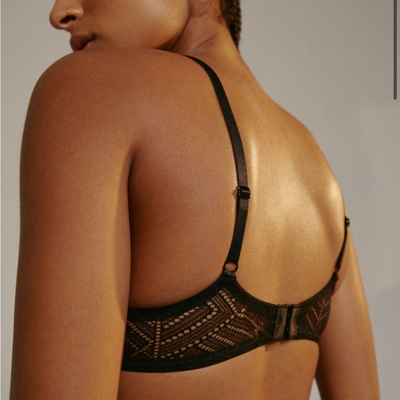 Gorgeous black lace bra - Picture 2 of 5